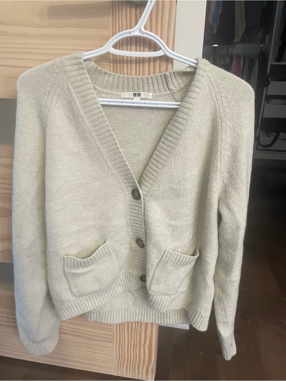 UNIQLO Women's Cream V-Neck Button Cardigan Sweater - small